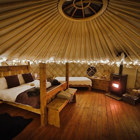 Secret Cloud House Holidays Luxury Yurts With Hot Tubs Cauldon Extérieur photo